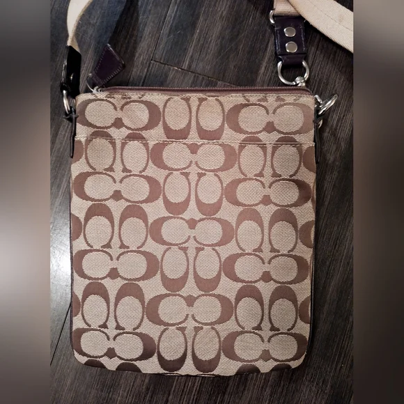 Beautiful Vintage Coach Crossbody - Picture 4 of 7